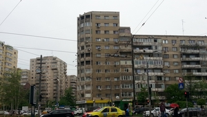 O angajata de la Ministerul de Externe a ajuns la spital, dupa ce i-a cazut tencuiala blocului in cap! Vezi cum se simte acum!