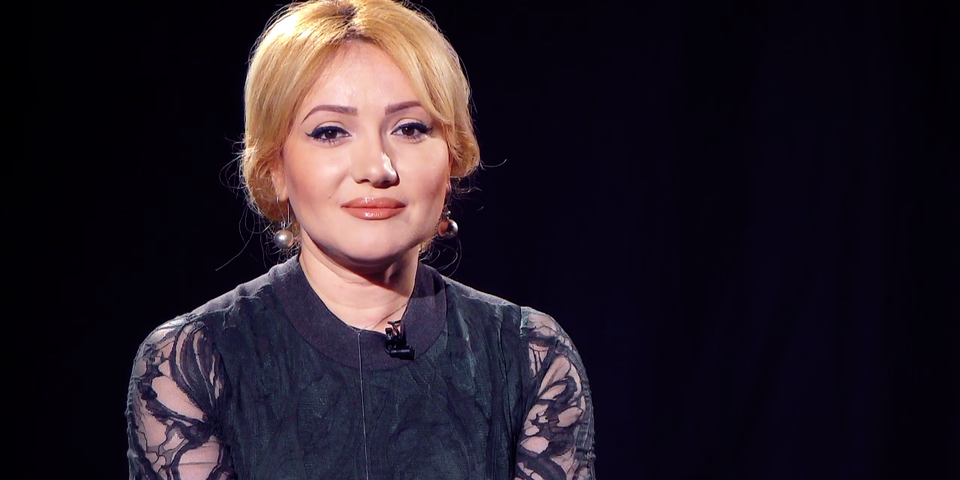 Cântăreața de muzică populară Adriana Ochișanu a căzut în gol cu liftul