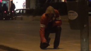 Ritual ciudat la "Kilometrul 0" al Bucurestiului! Un biker s-a batut cu un stalp, apoi s-a incarcat cu energie din pamant!