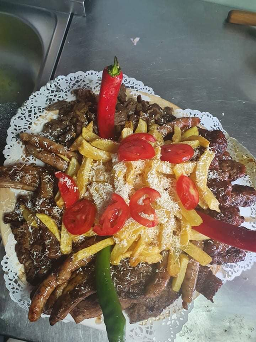 Cât costă un „platou cu draci pe el” de la terasa lui Luis Stan? Lumea se înghesuie la restaurantul celui care a rupt Tik Tok-ul