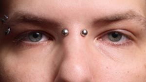 A doborat recordul mondial! Si-a facut 1501 piercing-uri intr-o singura zi!