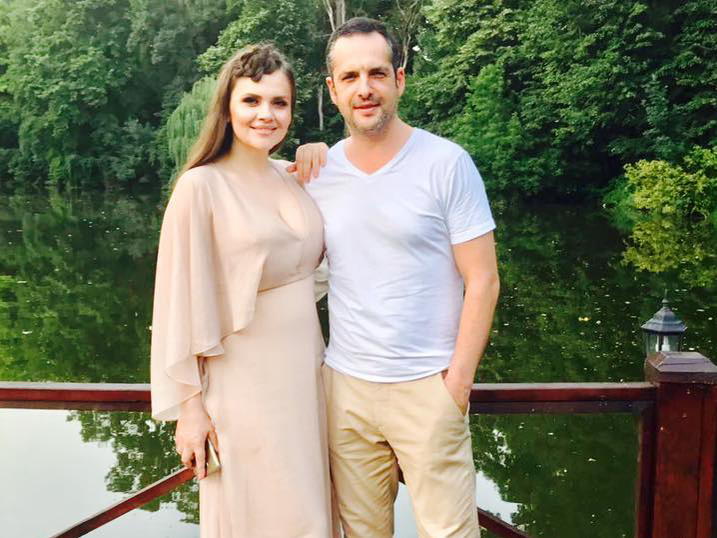 Mădălin, Petra şi Cristina formează o familie fericită