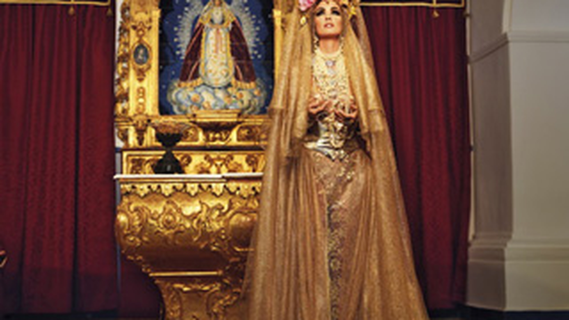 Blasfemie! O actrita celebra se roaga goala pusca intr-o biserica catolica