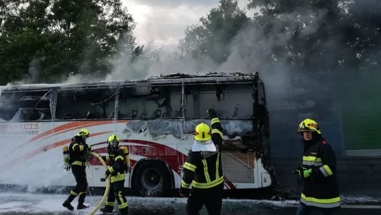Un autocar cu 49 de români a fost mistuit de flăcări pe o autostradă din Austria