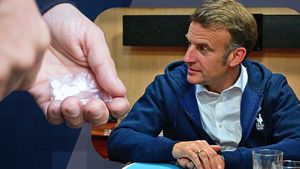 Imagini bombă sau dezinformare? Cum a ajuns președintele Macron să fie acuzat că „ascunde droguri într-un șervețel”?