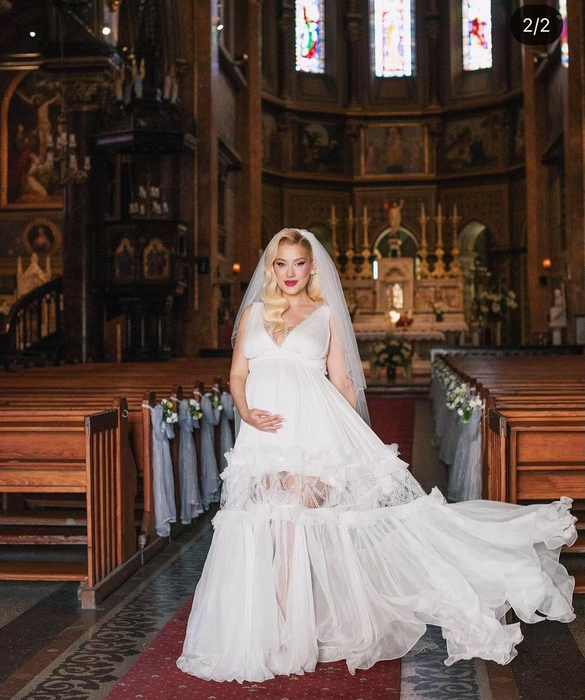 De la cine a „furat” Gabriela Prisacariu rochia de mireasă pentru gravide. O altă vedetă din online a avut aceeași rochie la nuntă