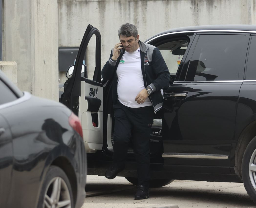 Bobi de la Urlați vorbește la telefon (Foto: CANCAN.RO)