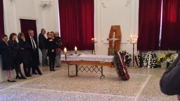 Trupul lui Geo Saizescu a fost depus la Teatru Odeon! Zeci de prieteni au venit să-şi ia adio de ce indrăgitul regizor