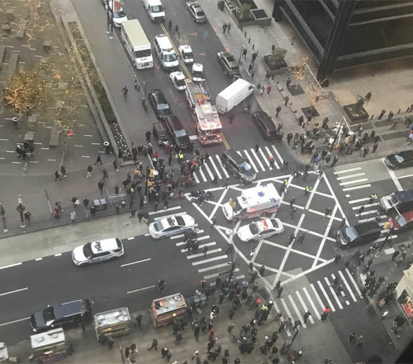 Panică la New York : o maşină neagră a lovit pietonii de pe trotuar. Până acum sunt şase victime!