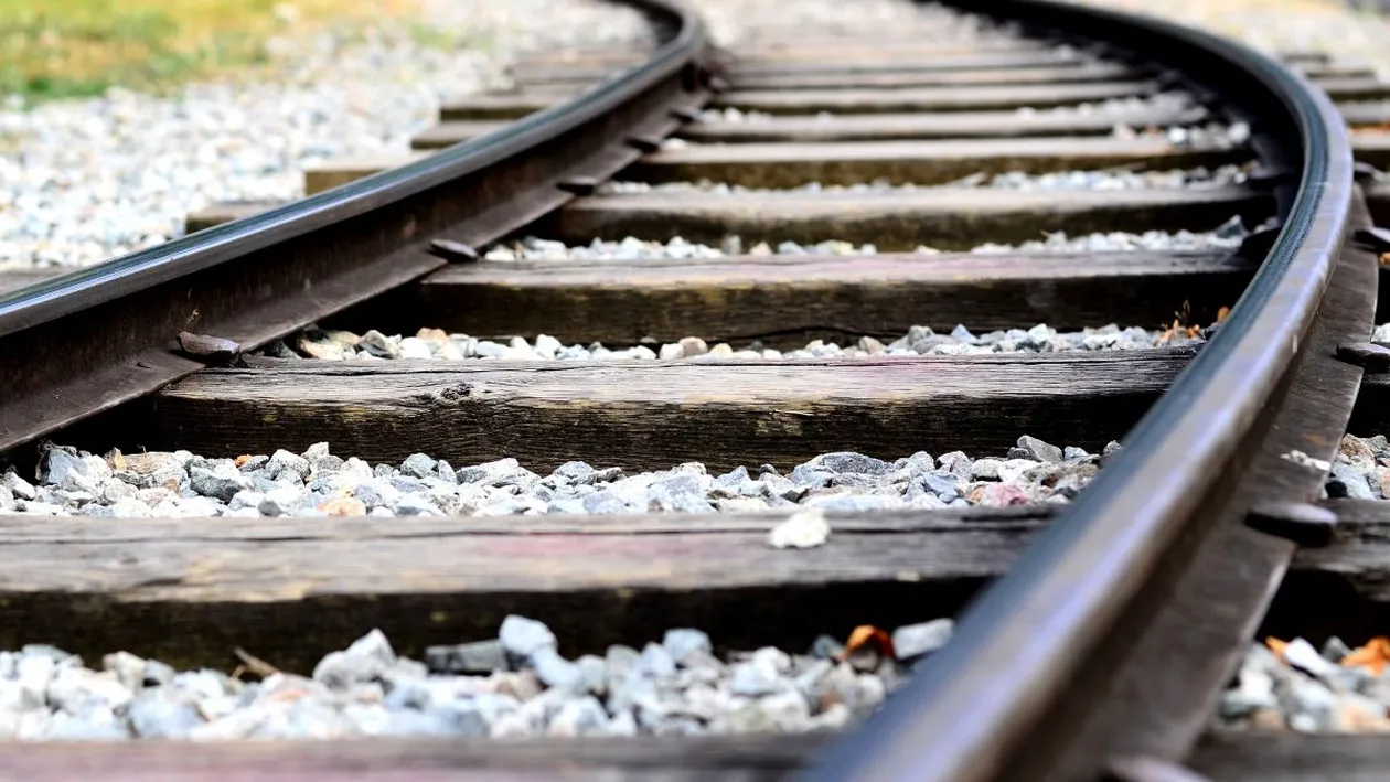 Accident teribil în Maramureș. Un tânăr de 20 de ani a încercat să se sinucidă, oprind mașina în fața unui tren. Tocmai ce pierduse la păcănele