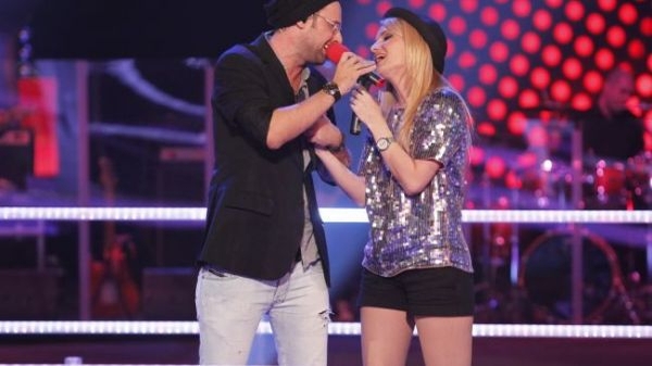 Cel mai frumos şi romantic duel de la "Vocea României"! Ai jura că Tibi Scobiola şi blonda Cristina au o relaţie!