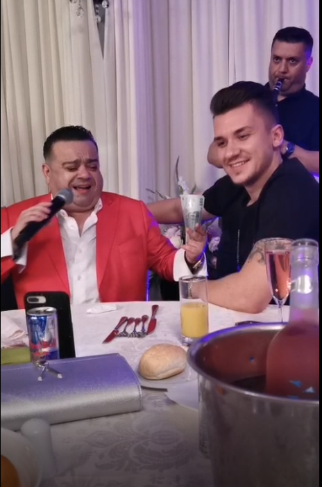 Minune are teancul de bani în palmă și cântă fără oprire