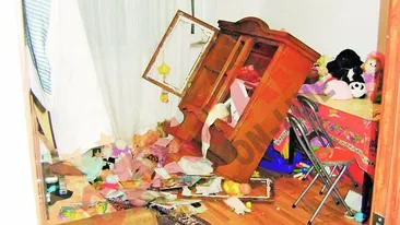 A murit strivita sub dulapul cu jucarii