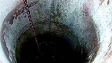 Femeie gasita moarta, complet dezbracata, in fantana din curtea casei sale