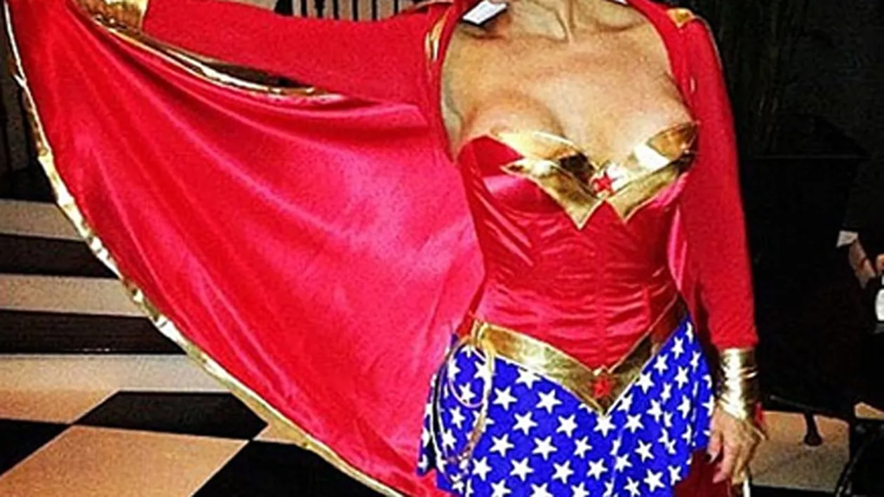 Ups! A dat-o-n bara! Mama lui Kim Kardashian, costumata in Wonder Woman, cu sfarcul la vedere!