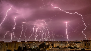 Povestea fotografiei incredibile care a facut senzatie pe Facebook! Fulgerele au spart cerul Capitalei, azi noapte!