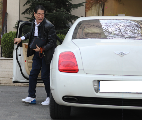 Chinezul Ion iese din superbul Bentley alb