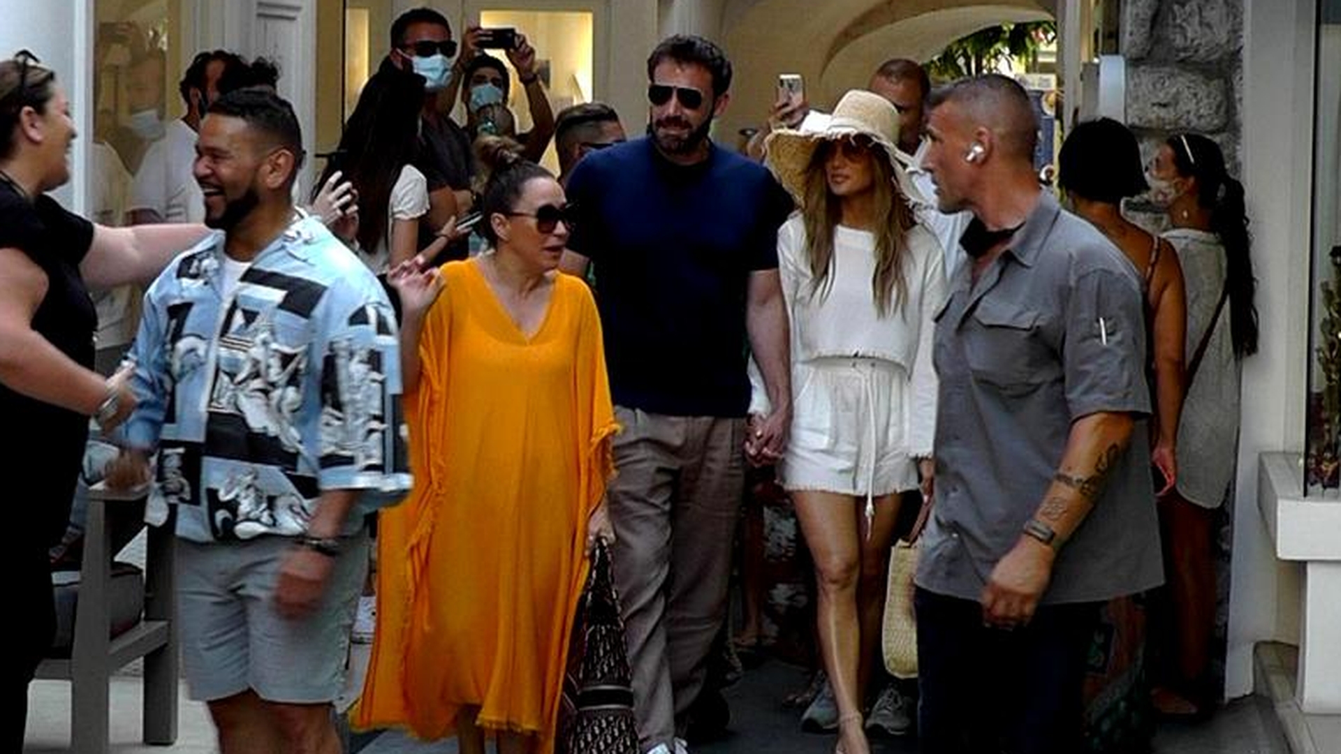 Andreea Marin, surprinsă cu iubitul pe străzile din Capri, alături de Jennifer Lopez și Ben Affleck