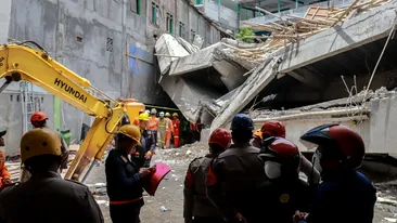 Tragedie în timpul orelor! O școală s-a prăbușit, 90 de elevi prinși sub dărâmături, în Indonezia