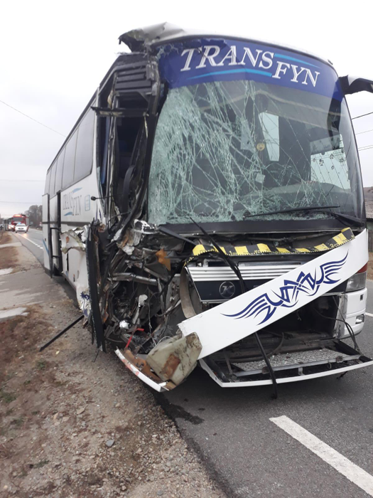 Accident violent în Gorj, după ce două autocare pline cu muncitori s-au ciocnit. Sunt mai multe victime