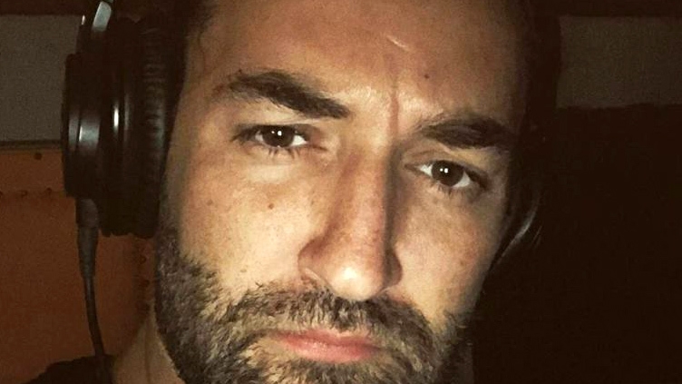 Apariţie răvăşitoare a lui Smiley. Solistul a ”chelit” ajutat de Pavel Bartoş