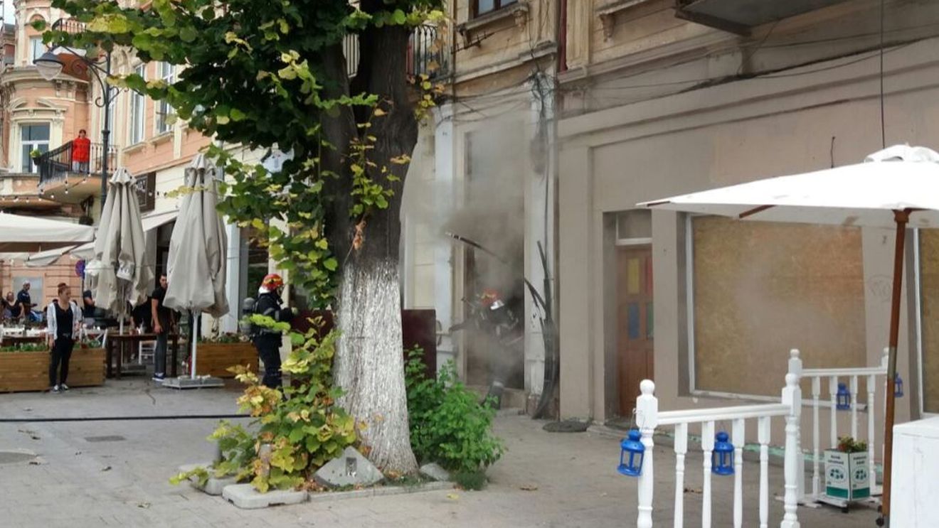 La un pas de tragedie, în Centrul Vechi! Planșeul unei clădiri s-a prăbușit! VIDEO