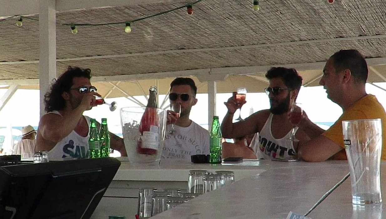 Pepe şi colegii lui, la un rosé, pe plajă