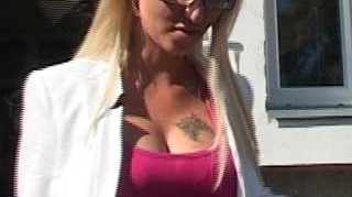 Blonda care a facut striptease in benzinarie a platit scump pentru „numarul" ei!