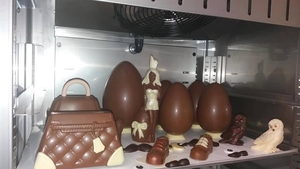 Idee inedită de Paște, la Craiova! Iepuraşi ”Playboy” din ciocolată