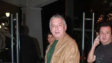 Il stii sigur pe acest domn, dar nu l-ai vazut niciodata cu mustata, in blugi si nebun dupa rock! Recunosti super-vedeta din aceasta fotografie de la inceputul anilor ’70?