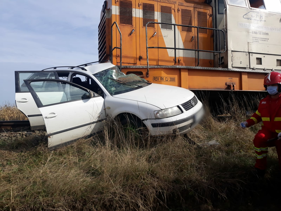 Accident grav în Suceava. Două persoane au murit, după ce mașina în care se aflau a fost spulberată de tren| VIDEO