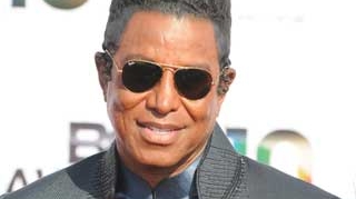 Fratele lui Michael Jackson, Jermaine, nu mai poate dormi cu lumina stinsa de cand a fost vizitat de fantome!