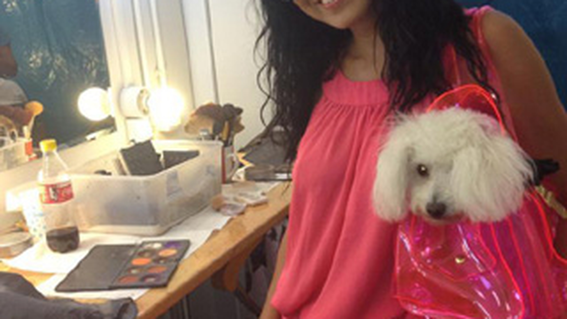 Adelina Pestritu si-a asortat rochita cu geanta in care-si poarta cateaua! Uite ce pink e look-ul ei!