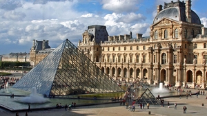 Cutremur in Paris! Corigenta la geografie si biologie a ajuns unde nicio surata de-a ei n-a mai ajuns vreodata: la Luvru