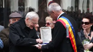 Ce cadou a primit astazi Radu Beligan, la implinirea varstei de 95 de ani: Anii trec adesea ca niste clipe