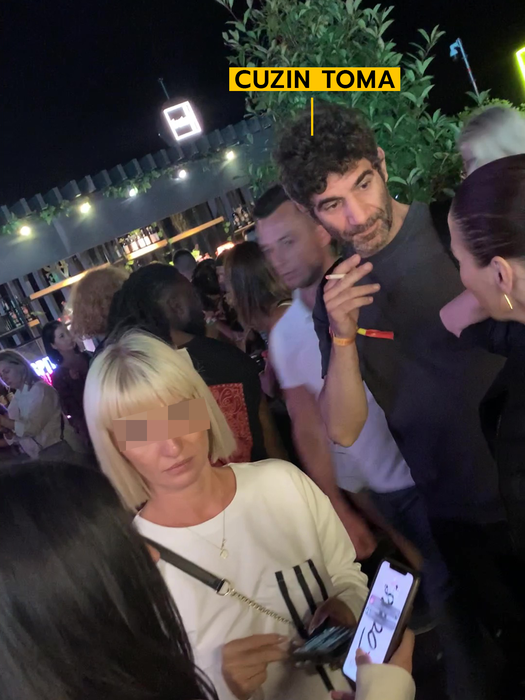 "Firicel" discută cu bruneta, în timp ce savurează o țigară