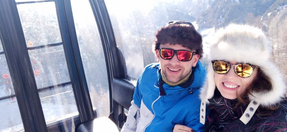 Larisa Drăgulescu s-a logodit! Fosta soţie a lui Marian Drăgulescu şi-a refăcut viaţa alături de un bărbat mai tânăr! Iubitul ei a cerut-o de nevastă într-un cadru de basm