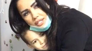 Oana Zăvoranu a împărţit cadouri copiilor bolnavi de cancer! A început să plângă când a ajuns la spital şi a stat de vorbă cu micuţii