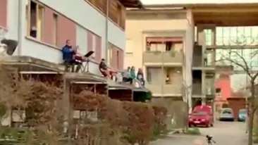 Durerea nu are naționalitate. Nemții cântă ”Bella Ciao” în balcoane, în semn de solidaritate cu italienii afectați dramatic de noul coronavirus | Video emoționant