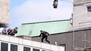 Tom Cruise şi-a fracturat piciorul la filmările pentru Misiune Imposibilă 6! Imagini înfiorătoare cu momentul accidentului