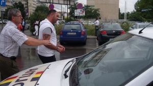 Trei tineri suspectaţi că au incendiat mai multe maşini, daţi în urmărire internaţională