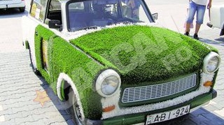 Trabant "tunat" cu iarba