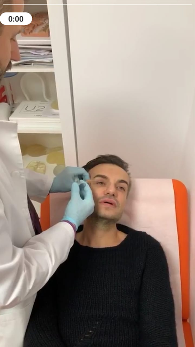 Răzvan Ciobanu a postat o poză cu el dezbrăcat pe Instagram. Când și-a dat seama că e prea de tot, designerul a șters-o! Dar noi am salvat-o