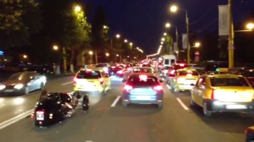Mamaia a devenit neincapatoare! Incredibil cate coloane de masini s-au format pe strazi! Romanii au dat navala pe litoral