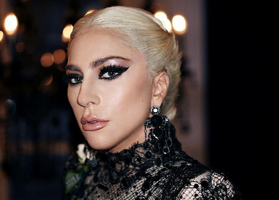 Lady Gaga, apariţie spectaculoasă la premiile Grammy! Stai să vezi cum arată rochia vedetei de la spate. Îţi taie respiraţia!