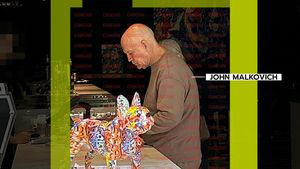 Imagini de colecție cu John Malkovich! Celebrul actor de la Hollywood a ”aterizat” în Piața Victoriei și...