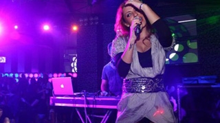 Insarcinata, dar la fel de sexy! Giulia, cu chilotii la vedere pe scena