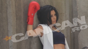 Corina Caragea, in cel mai sexy pictorial in care ai vazut-o! Uite-o pozand incaltata in sandale de 3.500 de euro