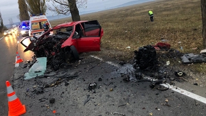 Accident înfiorător în Prahova! Un om a murit, iar altul este în stare gravă, după ce mașina în care erau s-a izbit de un copac