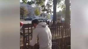 Un bărbat din București care încerca să fure o bicicletă a fost prins în fapt de proprietar! Reacția ilară a hoțului: „Cum e a ta?”